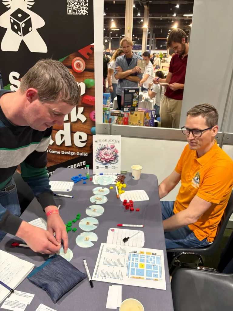 Robert speelt Word Pond bij het SpellenSpektakel.